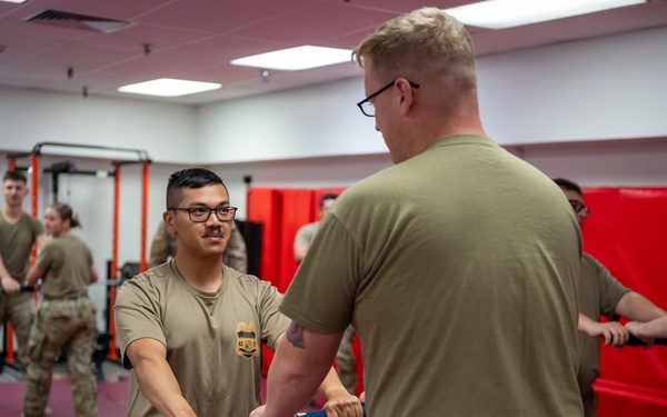 TNNG Soldiers practice combatives
