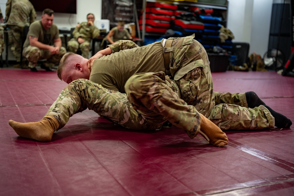 TNNG Soldiers practice combatives