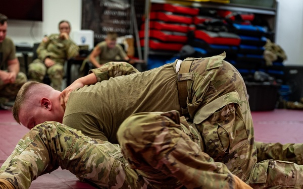 TNNG Soldiers practice combatives