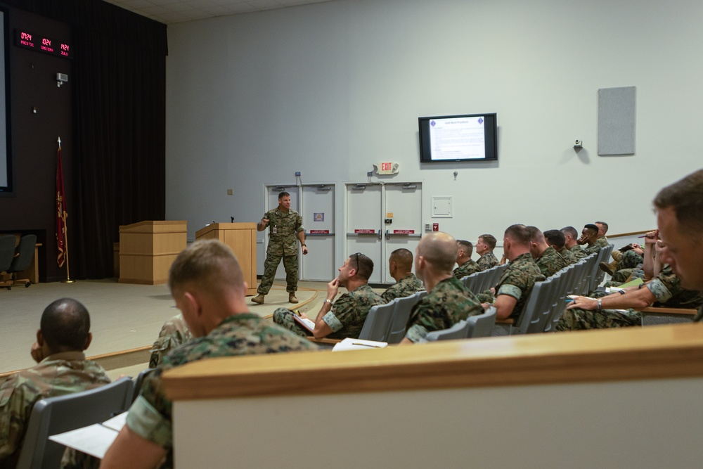 Col. Hart visits 2nd Marine Division