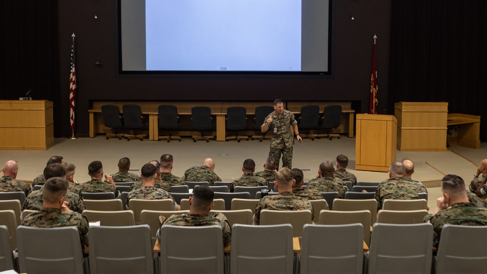 Col. Hart visits 2nd Marine Division