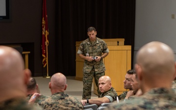 Col. Hart visits 2nd Marine Division