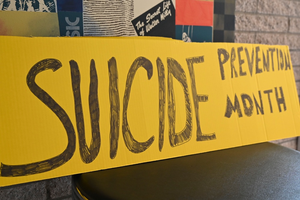 Kevin Hines speaks to Air Commandos about suicide prevention