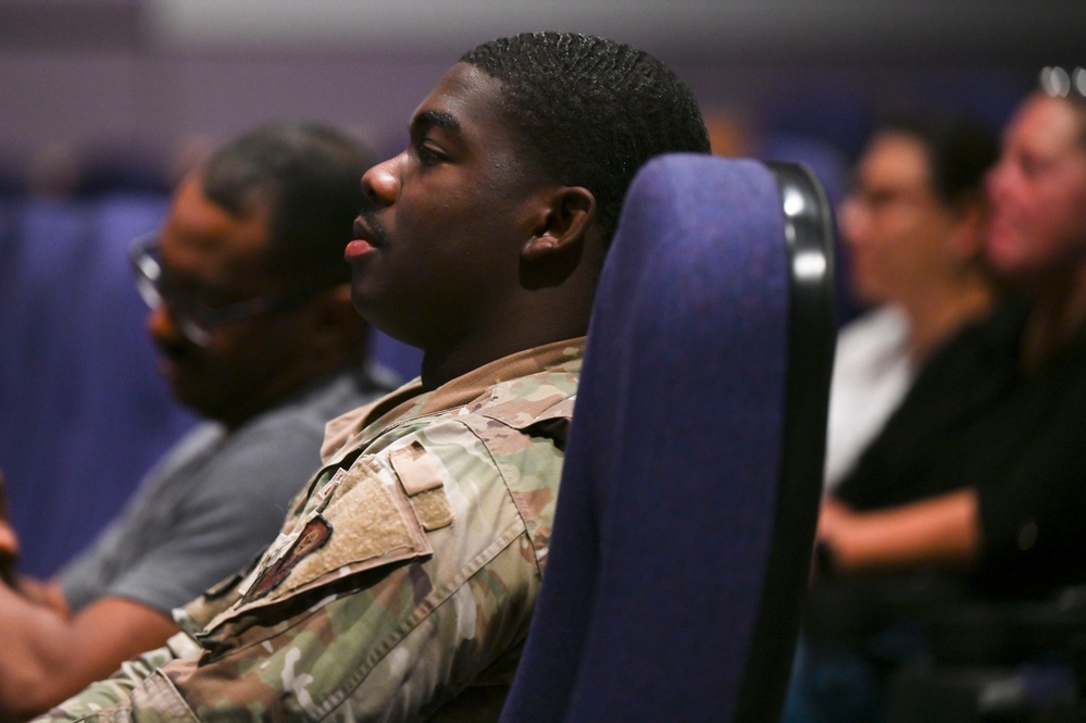 Kevin Hines speaks to Air Commandos about suicide prevention