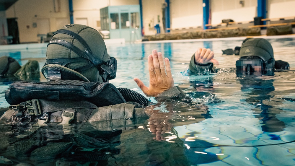 U.S. Marines conduct combatant dive training with Swedish Marines
