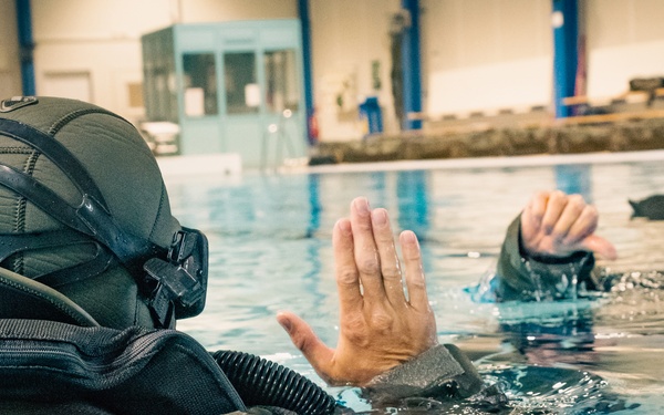 U.S. Marines conduct combatant dive training with Swedish Marines
