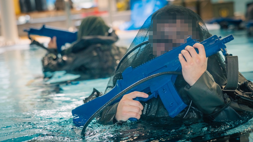 U.S. Marines conduct combatant dive training with Swedish Marines