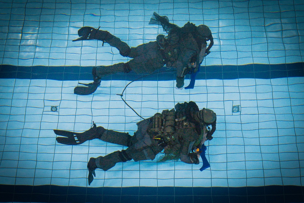 U.S. Marines conduct combatant dive training with Swedish Marines