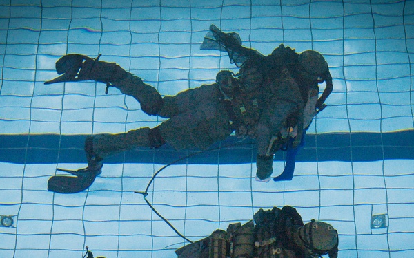 U.S. Marines conduct combatant dive training with Swedish Marines