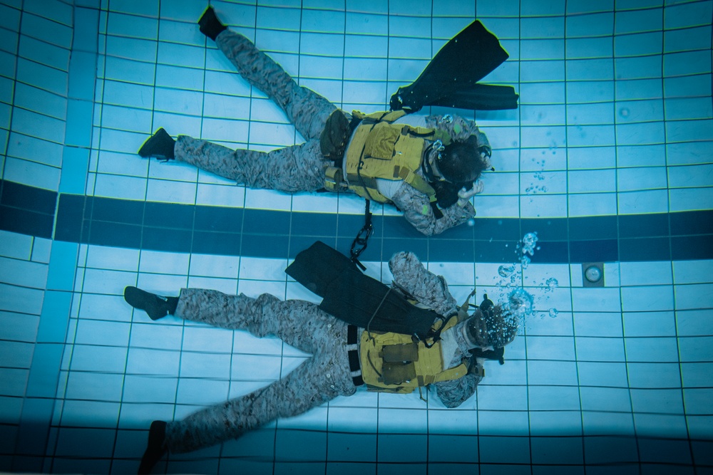 U.S. Marines conduct combatant dive training with Swedish Marines