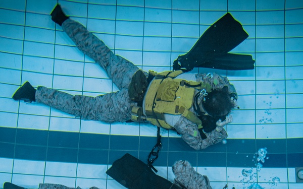 U.S. Marines conduct combatant dive training with Swedish Marines