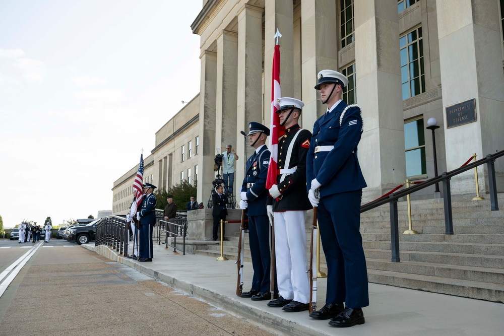 SW Hegseth Hosts Canadian MINDEF