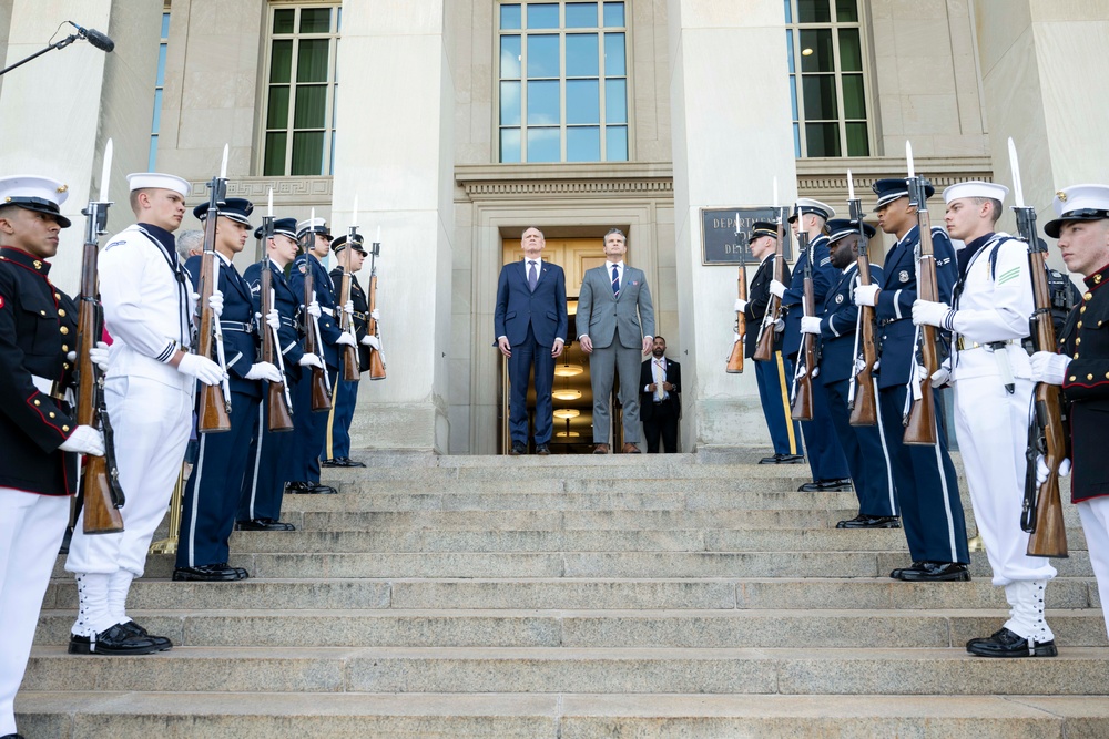 SW Hegseth Hosts Canadian MINDEF
