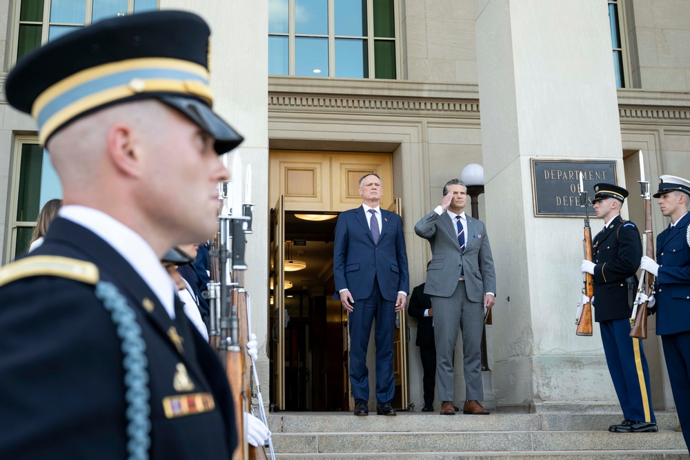 SW Hegseth Hosts Canadian MINDEF