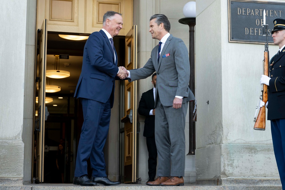 SW Hegseth Hosts Canadian MINDEF