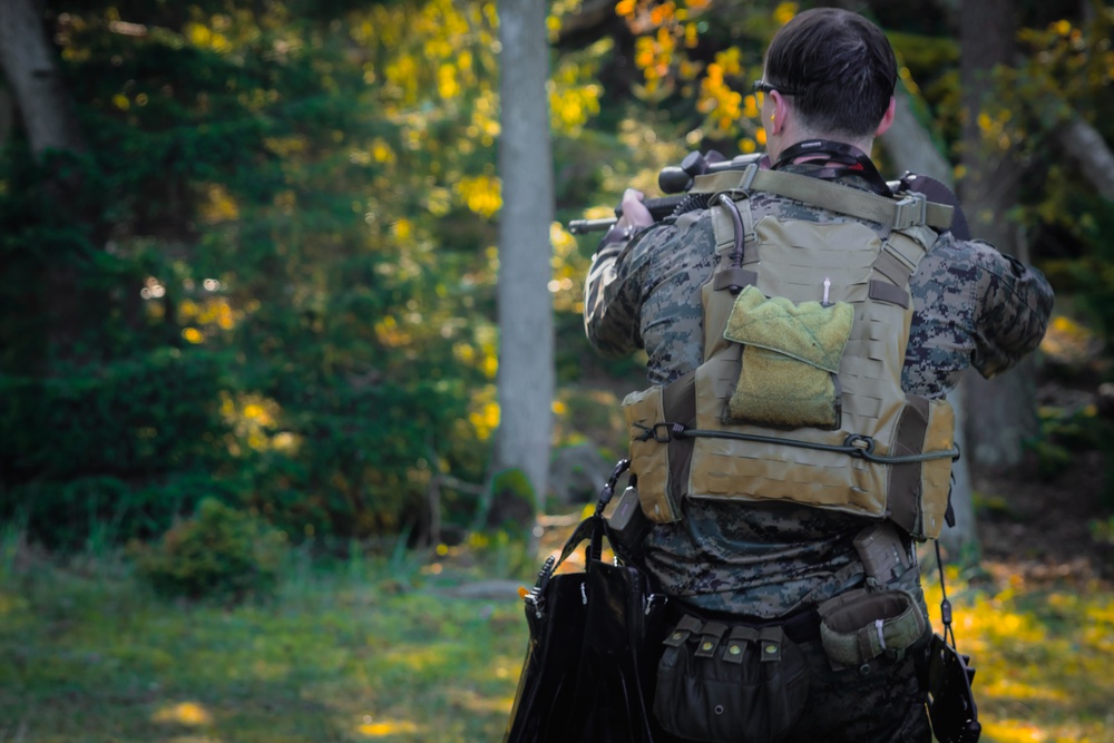 U.S. Marines conduct live fire combatant dive range with Swedish Partners