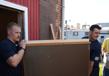 Sailors Help Community During Connecticut River Valley Navy Week