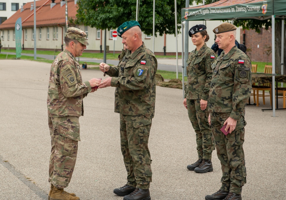 U.S. sergeant major receives award from Polish general during transfer of authority ceremony
