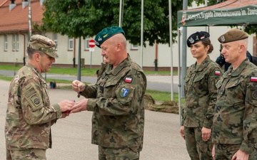 U.S. sergeant major receives award from Polish general during transfer of authority ceremony