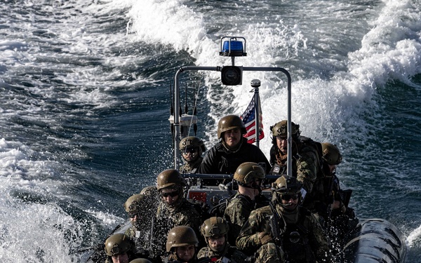 USS Mahan (DDG 72) Small Boat Operations