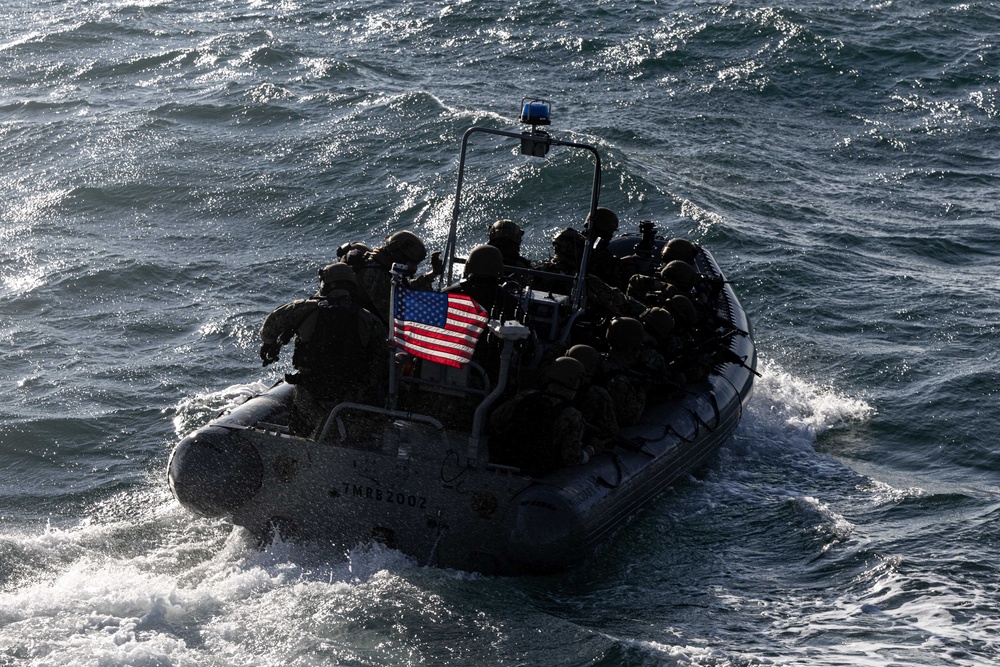 USS Mahan Conducts (DDG 72) Small Boat Operations
