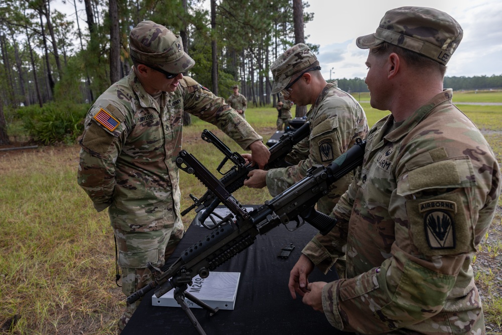 OC/Ts Go Over M249 Tasks