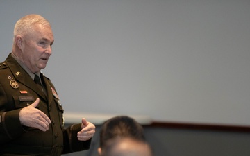 Strategic Broadening Seminar highlights leadership in challenging times