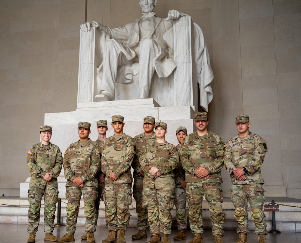 TNNG holds promotion, reenlistment ceremony at Lincoln Memorial