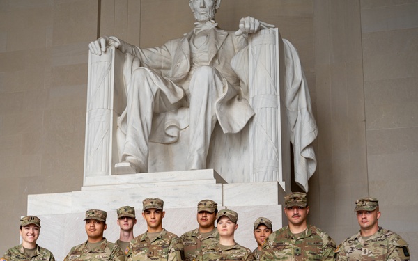 TNNG holds promotion, reenlistment ceremony at Lincoln Memorial