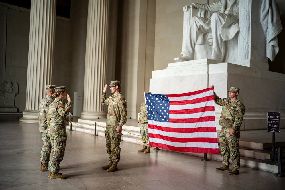 TNNG holds promotion, reenlistment ceremony at Lincoln Memorial
