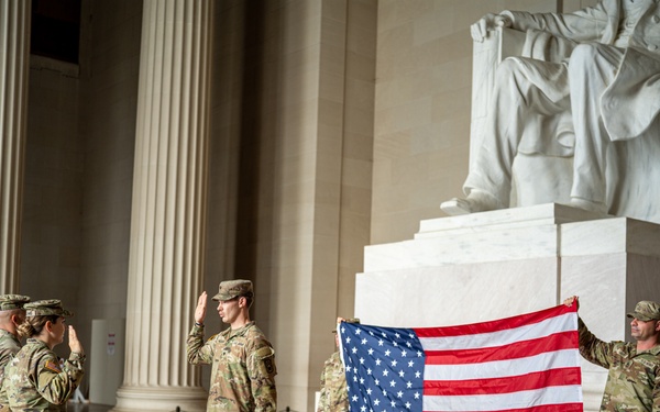 TNNG holds promotion, reenlistment ceremony at Lincoln Memorial