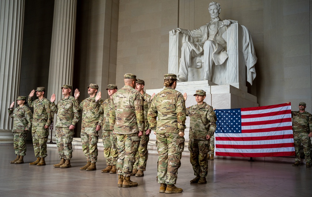 TNNG holds promotion, reenlistment ceremony at Lincoln Memorial