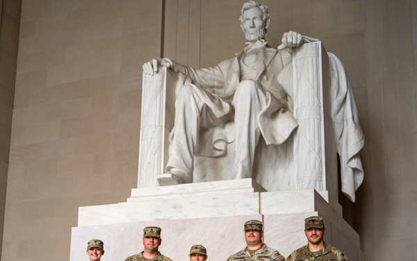 TNNG holds promotion, reenlistment ceremony at Lincoln Memorial