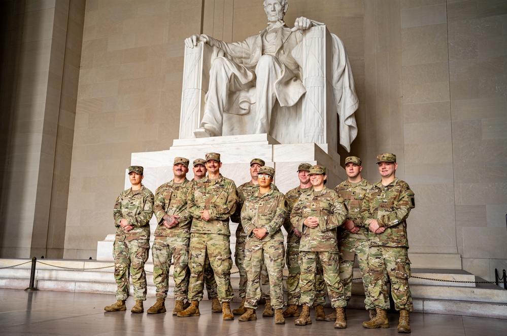 TNNG holds promotion, reenlistment ceremony at Lincoln Memorial