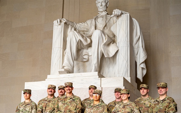 TNNG holds promotion, reenlistment ceremony at Lincoln Memorial