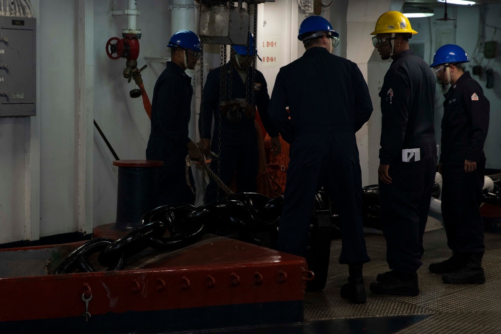 USS Kearsarge Conducts Anchor Chain Maintenance