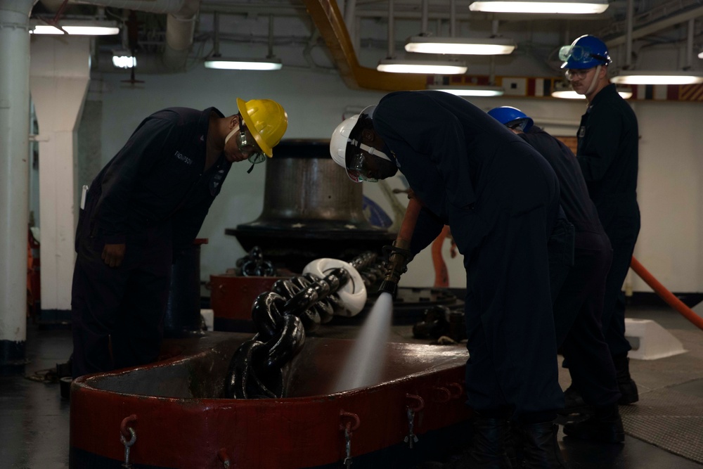 USS Kearsarge Conducts Anchor Chain Maintenance