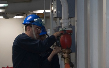USS Kearsarge Conducts Anchor Chain Maintenance
