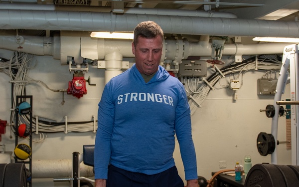 Sailors participate in Morale, Welfare and Recreation weight lifting competition.