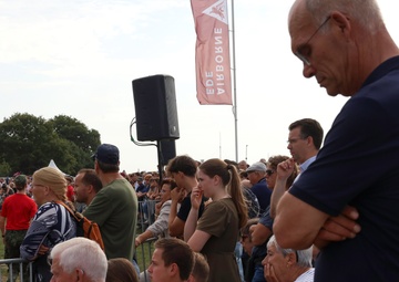Spectators Gather to Honor Market Garden Legacy During Falcon Leap 25 Ceremony
