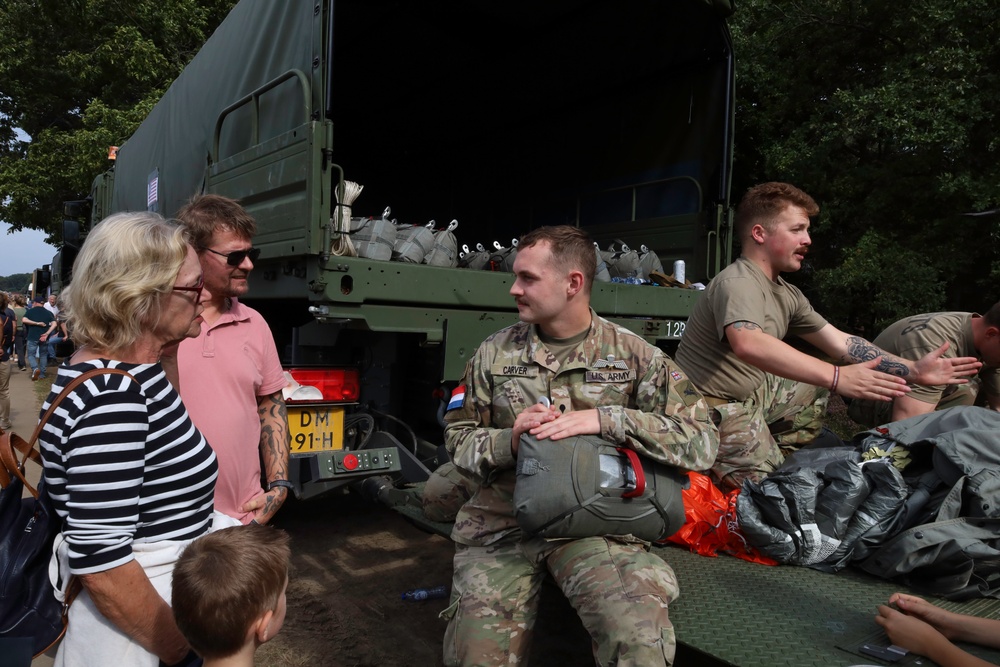5th Quartermaster Soldier Connects with Public During Market Garden Commemoration