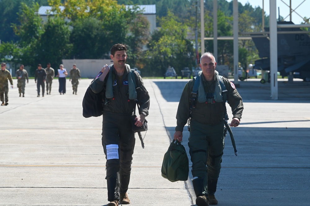 D.C. National Guard Commanding General receives familiarization flight in an F-16D