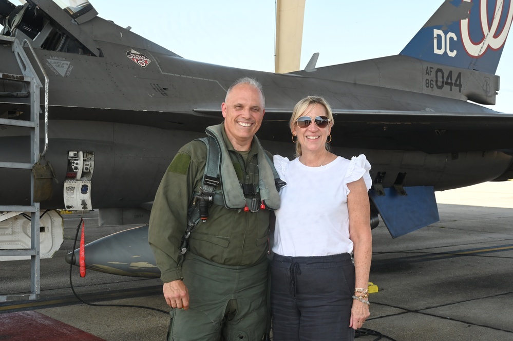 D.C. National Guard Commanding General receives familiarization flight in an F-16D