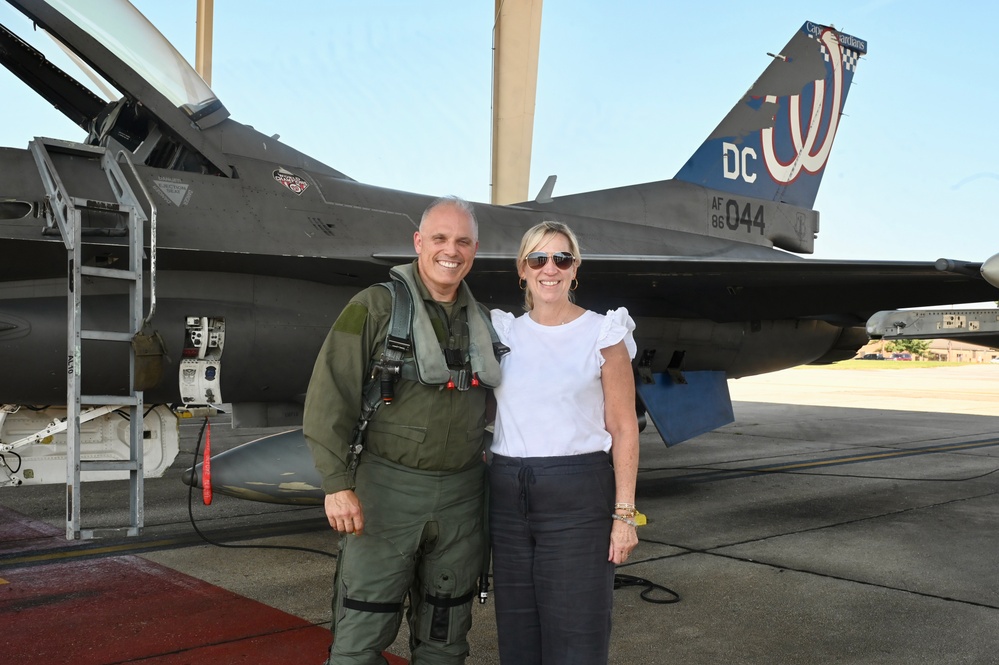 D.C. National Guard Commanding General receives familiarization flight in an F-16D