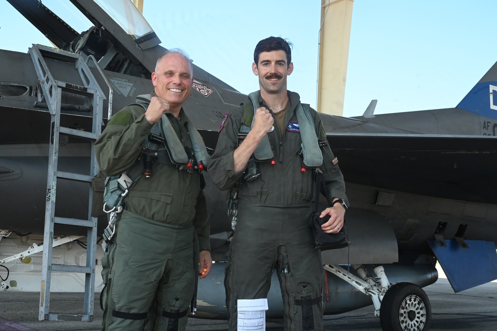 D.C. National Guard Commanding General receives familiarization flight in an F-16D