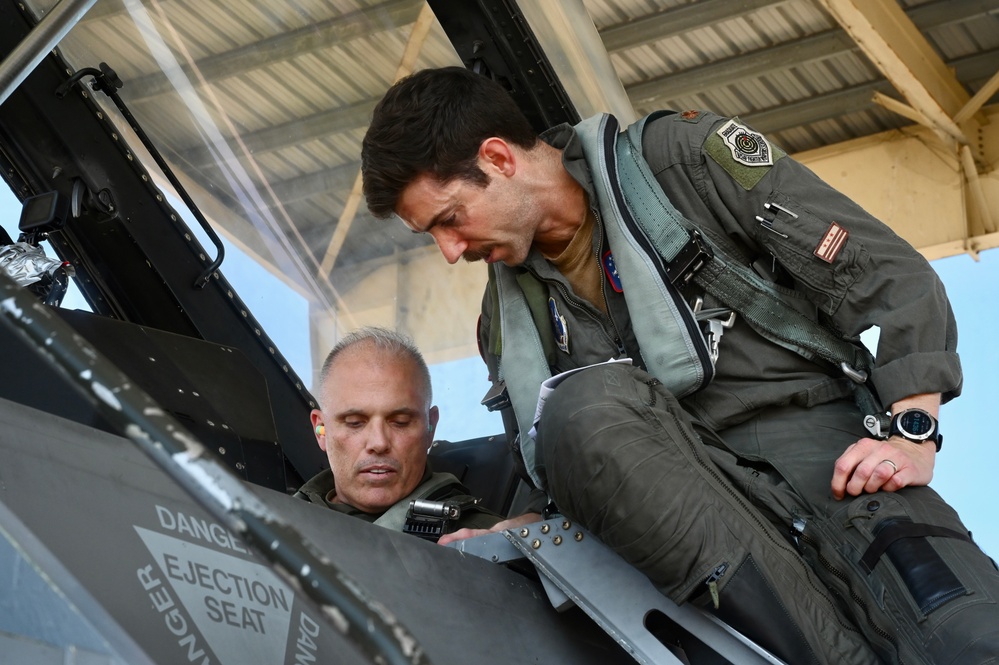 D.C. National Guard Commanding General receives familiarization flight in an F-16D