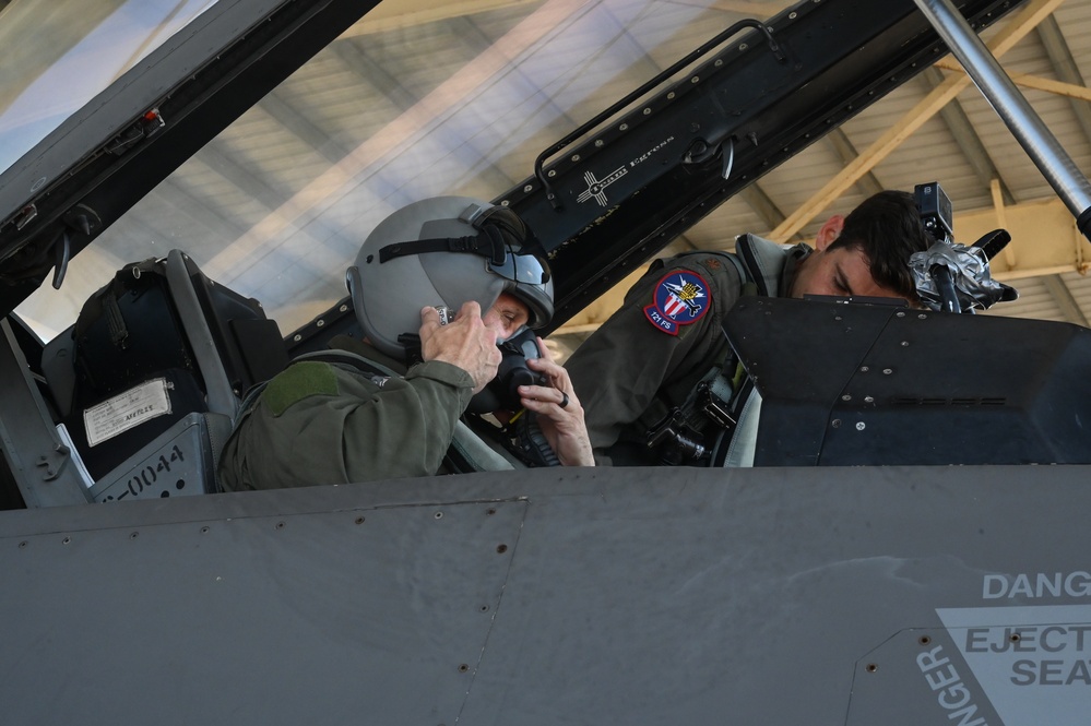 D.C. National Guard Commanding General receives familiarization flight in an F-16D