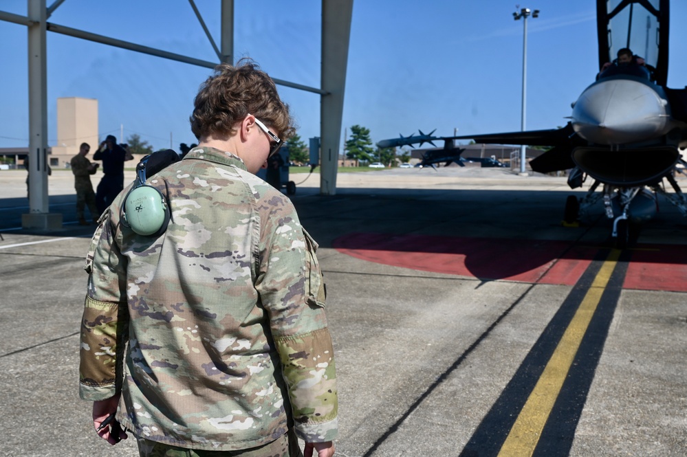 D.C. National Guard Commanding General receives familiarization flight in an F-16D