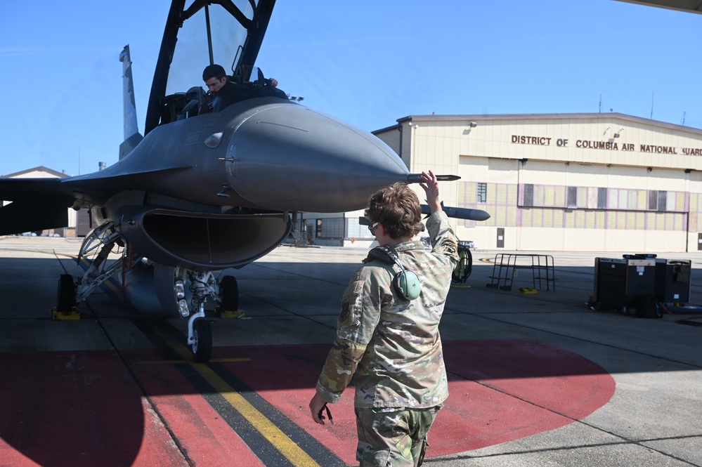 D.C. National Guard Commanding General receives familiarization flight in an F-16D