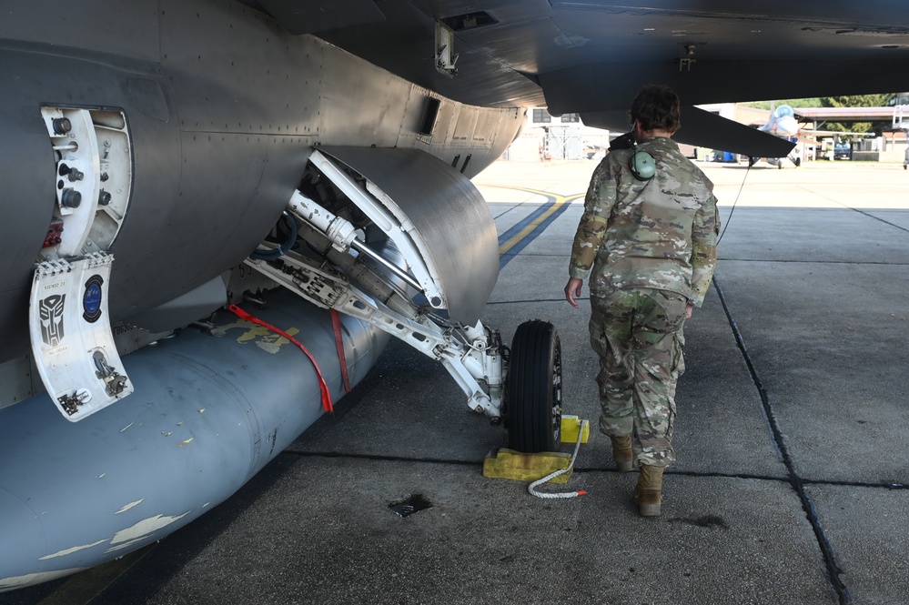 D.C. National Guard Commanding General receives familiarization flight in an F-16D